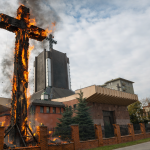 Pożar papieskiego krzyża w Warszawie. Apel o spokój w czasie informacyjnego chaosu