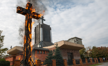 Pożar papieskiego krzyża w Warszawie. Apel o spokój w czasie informacyjnego chaosu